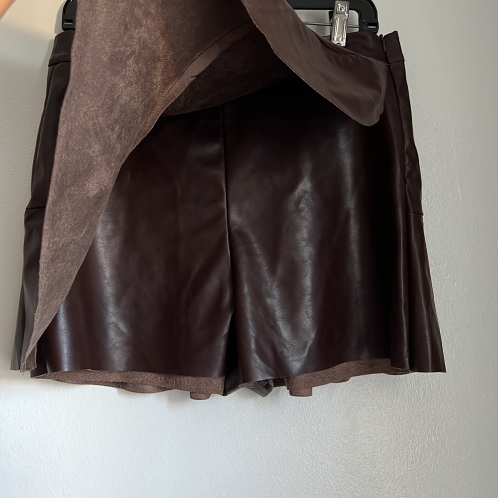 RUFFLE FAUX LEATHER MINI SKORT choco - Picture 6 of 15